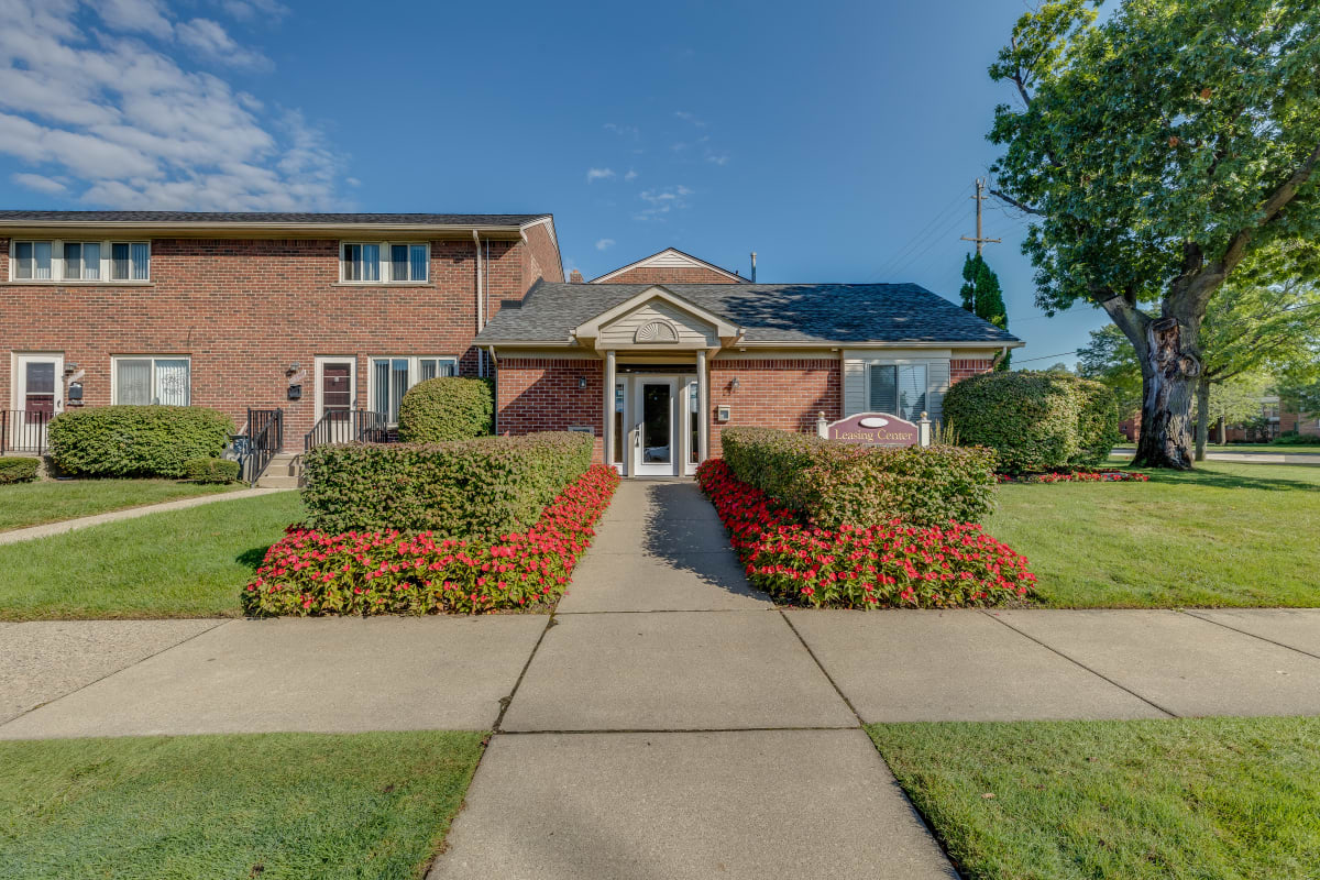 Photos and Video of Oak Park Manor in Oak Park, MI